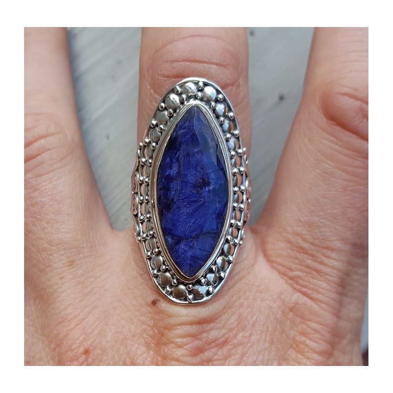 Zilveren ring gezet met marquise Saffier 18 mm