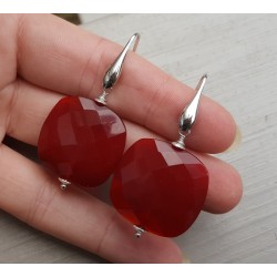 Zilveren oorbellen met grote vierkante rode quartz