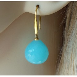 Vergulde oorbellen met facet geslepen aqua Chalcedoon druppel
