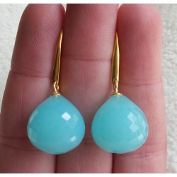 Vergulde oorbellen met facet geslepen aqua Chalcedoon druppel