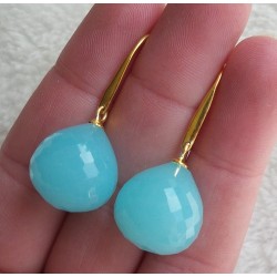 Vergulde oorbellen met facet geslepen aqua Chalcedoon druppel