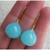 Vergulde oorbellen met facet geslepen aqua Chalcedoon druppel