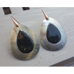 Oorbellen met grote druppelvormige schelp