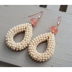 Oorbellen druppel van ivoor kleurige kristallen en Cherry quartz