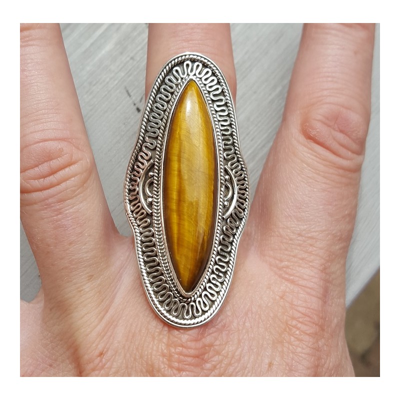 Zilveren ring gezet met marquise Tijgeroog en bewerkte kop 18.5