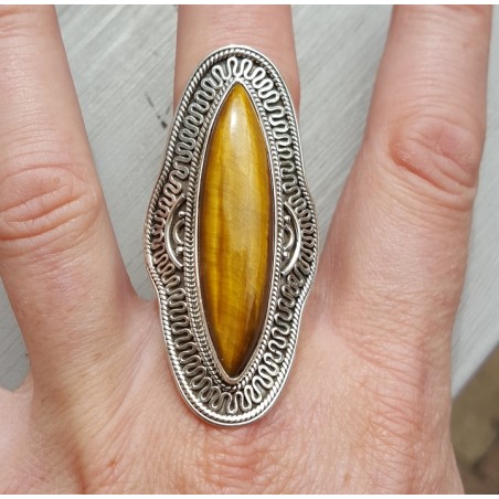 Zilveren ring gezet met marquise Tijgeroog en bewerkte kop 18.5