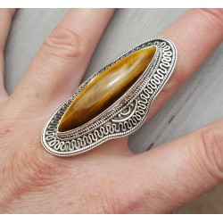 Zilveren ring gezet met marquise Tijgeroog en bewerkte kop 18.5