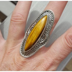 Zilveren ring gezet met marquise Tijgeroog en bewerkte kop 18.5
