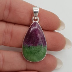 Zilveren hanger met cabochon druppelvormige Robijn Zoisiet