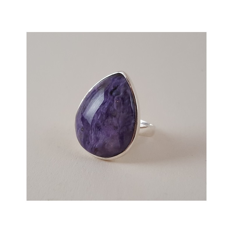 Zilveren ring gezet met brede druppelvorm Charoiet 18 mm