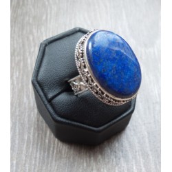 Zilveren ring met Lapis Lazuli in bewerkte setting maat 18 mm