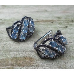 Zilveren oorbellen gezet met blauwe en zwarte Saffieren
