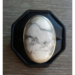 Zilveren ring gezet met grote ovale witte Howliet maat 17.5 mm