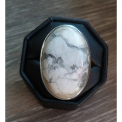 Zilveren ring gezet met grote ovale witte Howliet maat 17.5 mm
