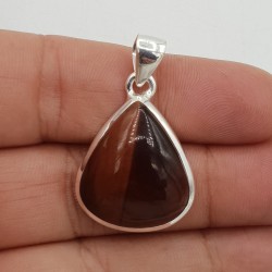 Zilveren hanger gezet met brede druppelvormige rode Tijgeroog