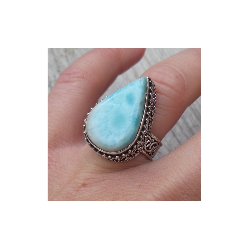 Zilveren ring met druppelvorm Larimar in bewerkte setting 16.5 m