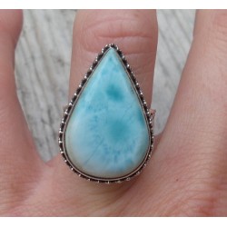 Zilveren ring met druppelvorm Larimar in bewerkte setting 16.5 m
