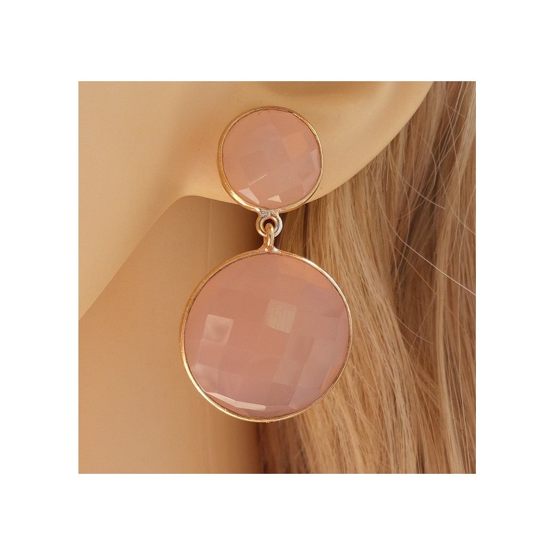 Vergulde oorbellen gezet met twee ronde roze Chalcedoon