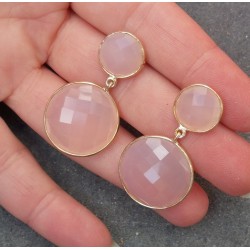 Vergulde oorbellen gezet met twee ronde roze Chalcedoon