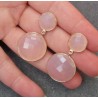 Vergulde oorbellen gezet met twee ronde roze Chalcedoon