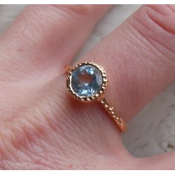 Vergulde zilveren ring blauw Topaas gehamerde setting 19 mm