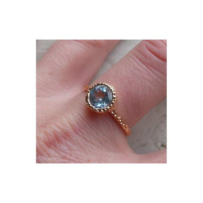 Vergulde zilveren ring blauw Topaas gehamerde setting 19 mm