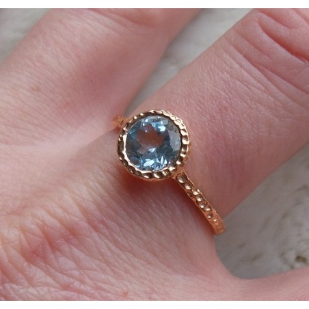 Vergulde zilveren ring blauw Topaas gehamerde setting 19 mm