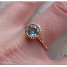 Vergulde zilveren ring blauw Topaas gehamerde setting 19 mm