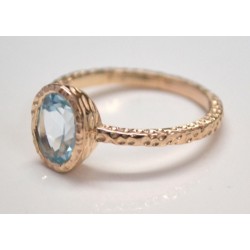 Vergulde zilveren ring blauw Topaas gehamerde setting 19 mm