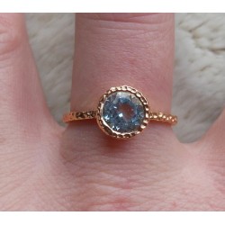 Vergulde zilveren ring blauw Topaas gehamerde setting 19 mm