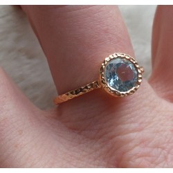 Vergulde zilveren ring blauw Topaas gehamerde setting 19 mm