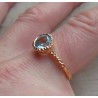 Vergulde zilveren ring blauw Topaas gehamerde setting 19 mm