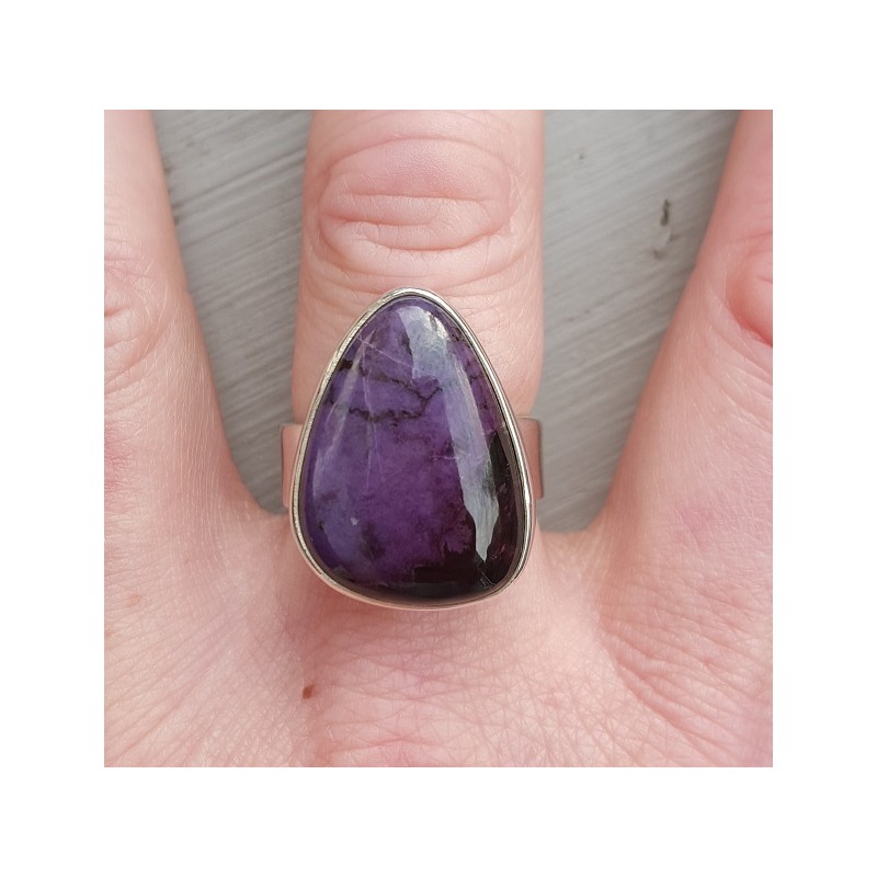 Zilveren ring gezet met Sugiliet 17.7 mm
