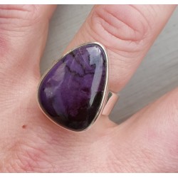 Zilveren ring gezet met Sugiliet 17.7 mm