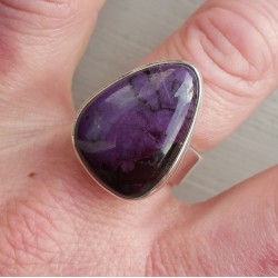 Zilveren ring gezet met Sugiliet 17.7 mm