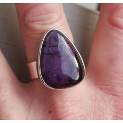 Zilveren ring gezet met Sugiliet 17.7 mm