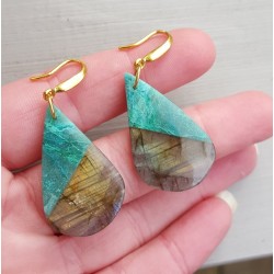 Vergulde oorbellen met hanger van Chrysocolla en Labradoriet