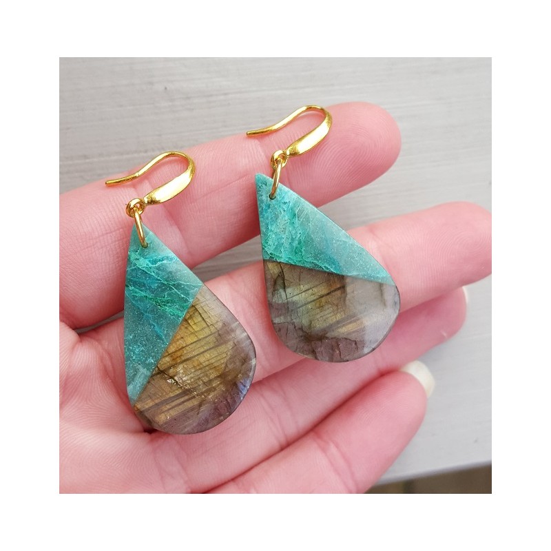 Vergulde oorbellen met hanger van Chrysocolla en Labradoriet