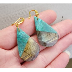 Vergulde oorbellen met hanger van Chrysocolla en Labradoriet