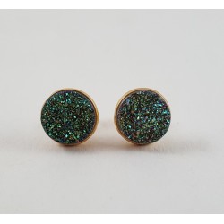 Vergulde oorknoppen gezet met ronde groene druzy Titanium