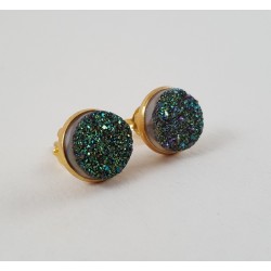 Vergulde oorknoppen gezet met ronde groene druzy Titanium