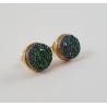 Vergulde oorknoppen gezet met ronde groene druzy Titanium
