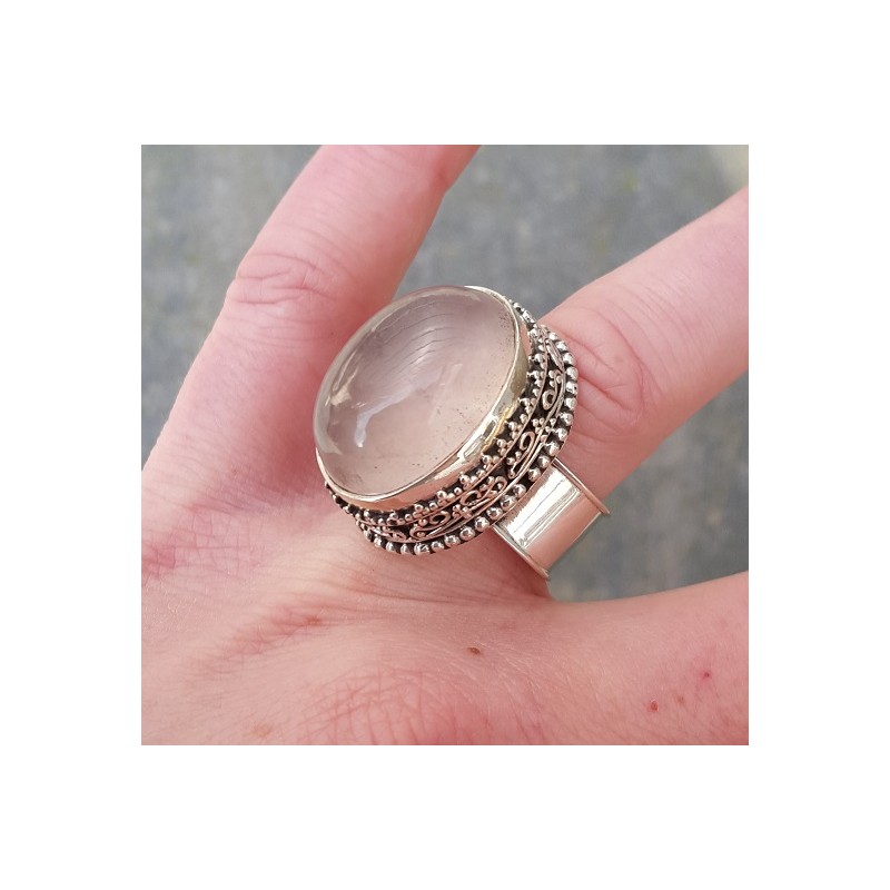 Zilveren ring met ovale Rozenkwarts en bewerkte kop 18 mm