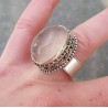 Zilveren ring met ovale Rozenkwarts en bewerkte kop 18 mm