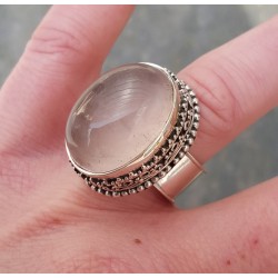 Zilveren ring met ovale Rozenkwarts en bewerkte kop 18 mm