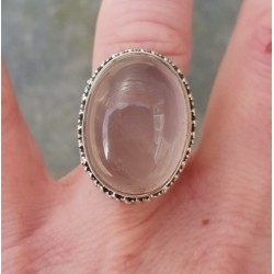 Zilveren ring met ovale Rozenkwarts en bewerkte kop 18 mm