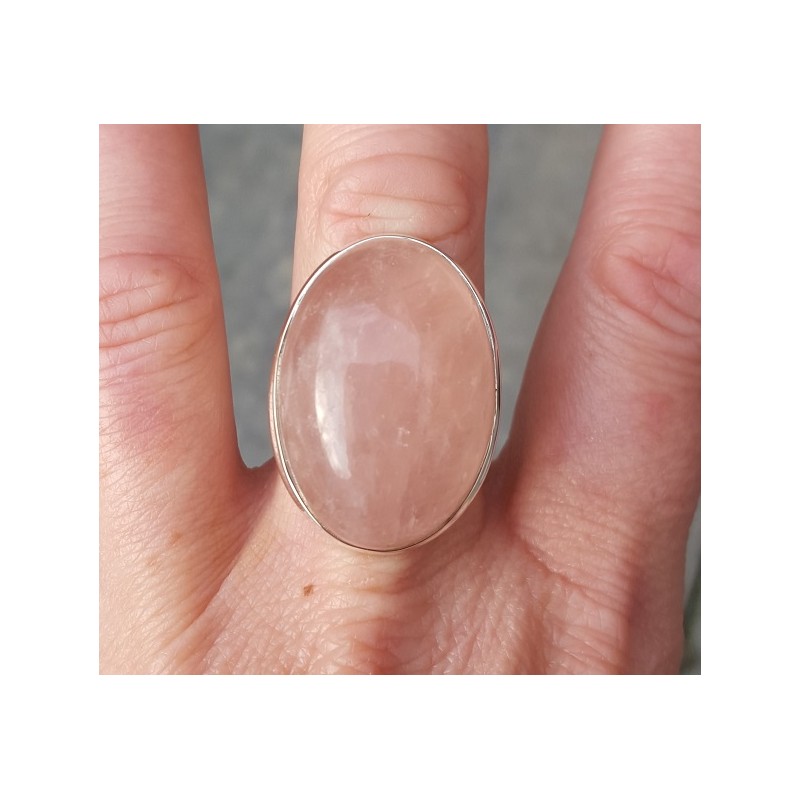 Zilveren ring gezet met grote ovale cabochon Rozenkwarts 18.5