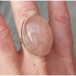Zilveren ring gezet met grote ovale cabochon Rozenkwarts 18.5