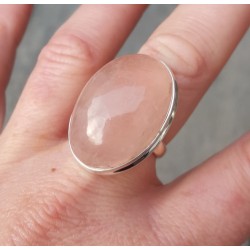 Zilveren ring gezet met grote ovale cabochon Rozenkwarts 18.5