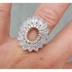 Zilveren ring met ovale facet geslepen regenboog Maanstenen 17.3
